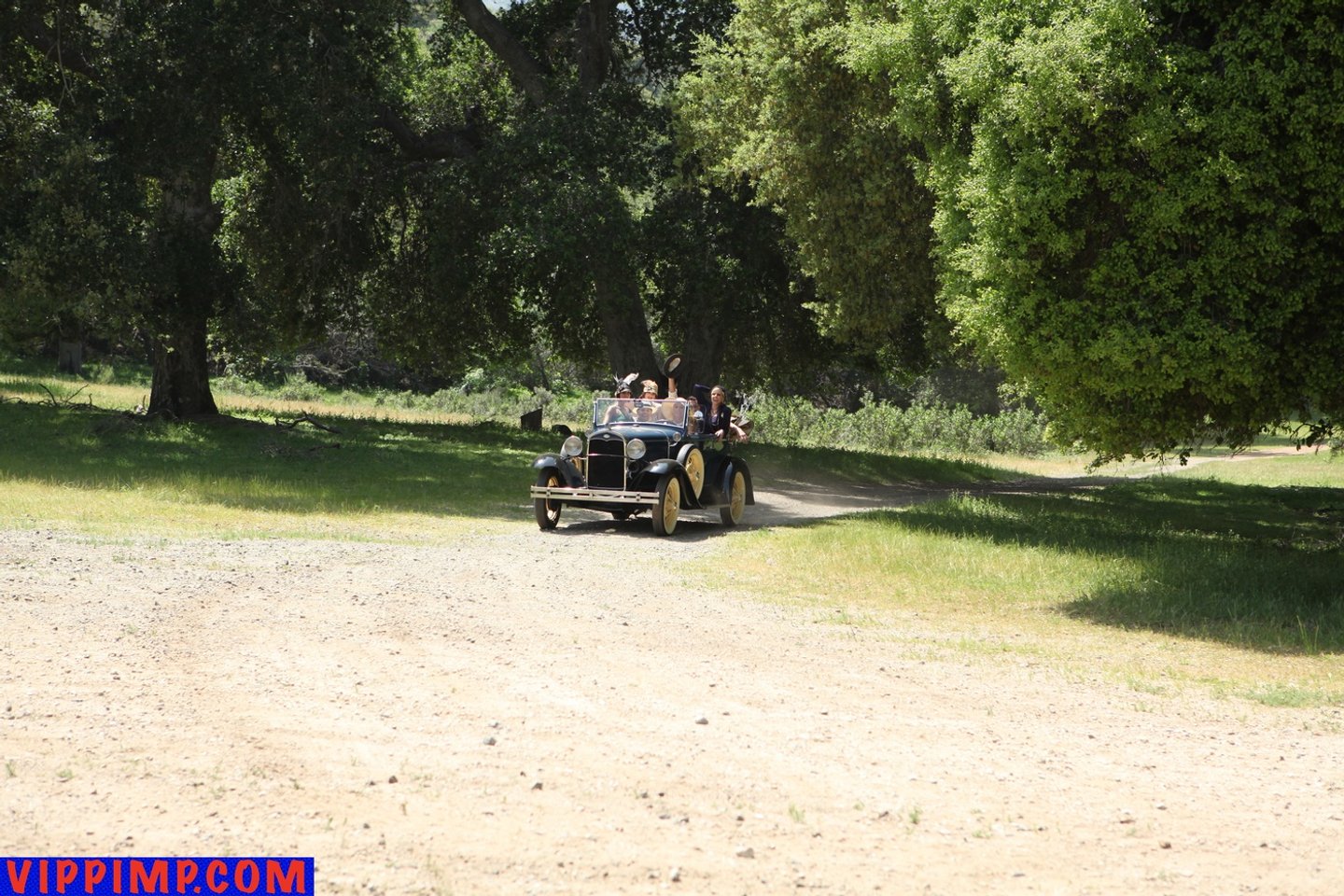 Napalona blond MILF ssie twardego kutasa na oczach seksownych przyjaciół