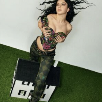 Charli XCX sexy para a revista GQ, Reino Unido - maio de 2024