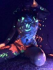 Sexy babe Slutty Natasha poses nude in flourescent body paint — 13