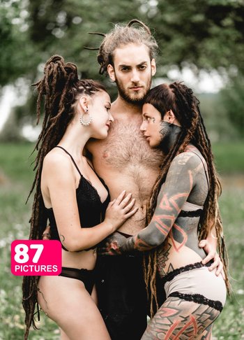 Alt girls Em, Red Zora, Jiajialaz and friends have fun in hippie community - red-zora-soft-alt-lesbians-kissing-outdoor-001