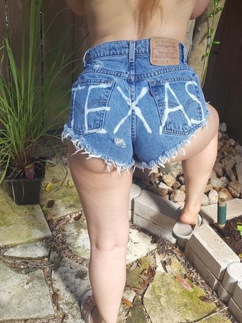 Gorgeous chick Nadia Layne unveils her nice ass outdoors - 000014