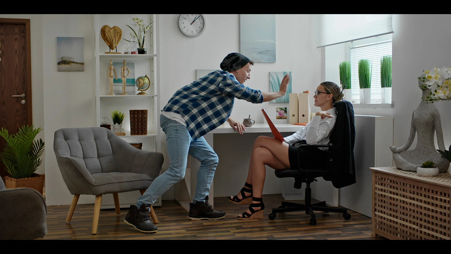 Charlie Dean rucha się z Meridą Sat i spuszcza się w jej ustach