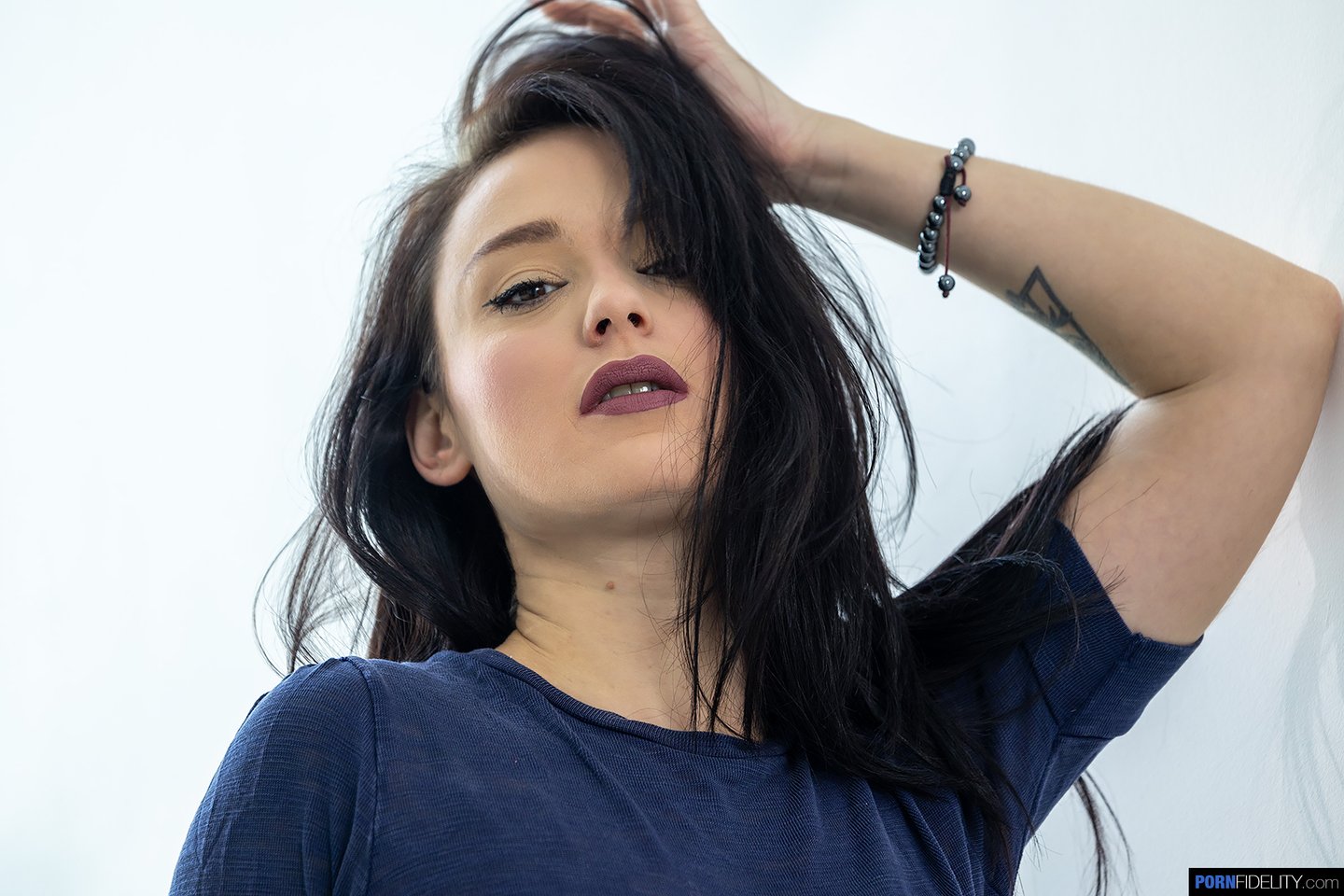 Seksowna Alice Drake zdejmuje czarną bieliznę i ujeżdża kutasa Jasona Carrery