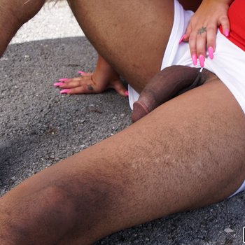 Brandi Bae berce une bite noire dure avec une chatte blanche