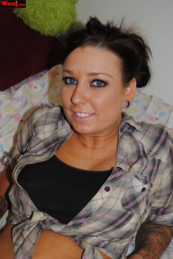 Cute brunette with great natural body poses for her first photoshoot - 000005