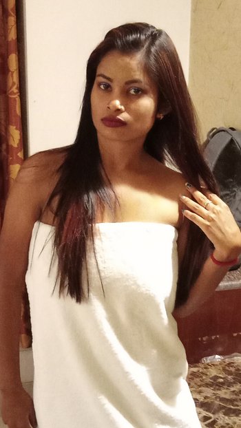 Amazing Indian hottie showing her body in different scenes - 000001