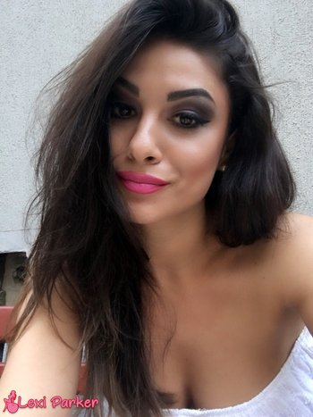 Lexi Parker shares a few of her selfies with her army of fans - 000014