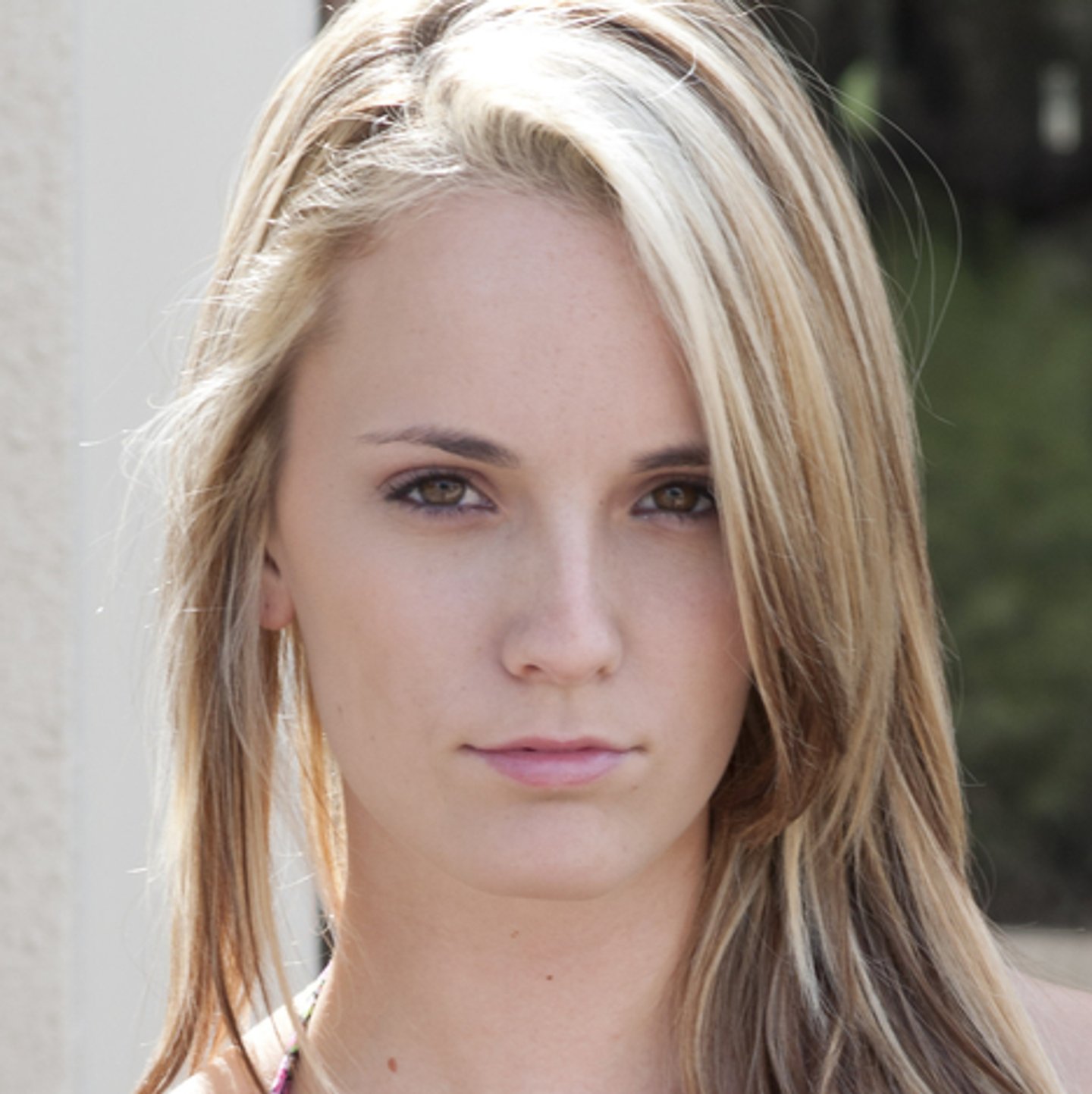 Nastolatka z małymi cyckami Sara James zdejmuje bikini