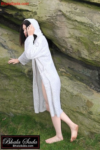 Stunning chick opens her robe and shows her body outdoors - 000012