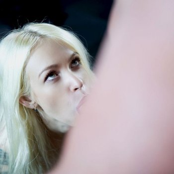 Die heiße Blondine Arteya Dee fickt einen älteren Mann
