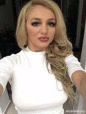 Gorgeous blonde girl Eliza Miller taking pictures of her pretty face — 8