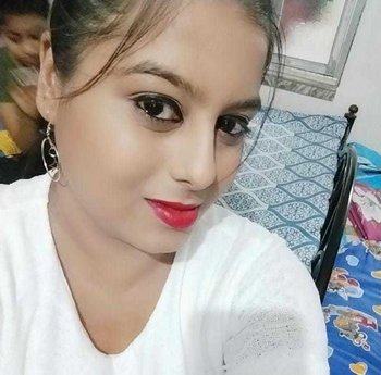 Beautiful chick Roshni puts her amazing figure on display