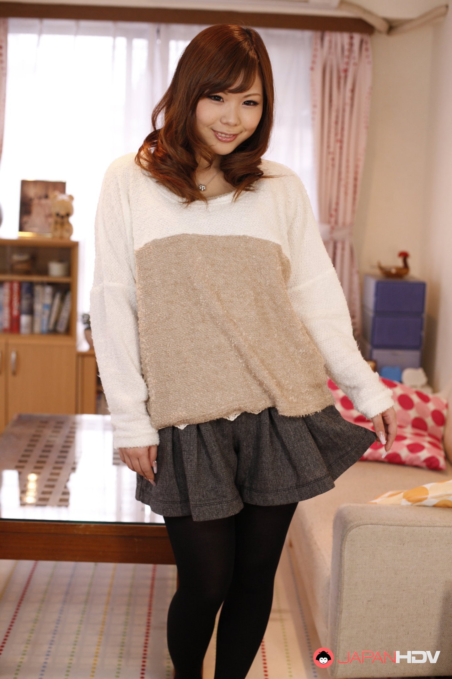 Brunetka Kanon Hisaki robi striptiz i pokazuje swoje gorące ciało