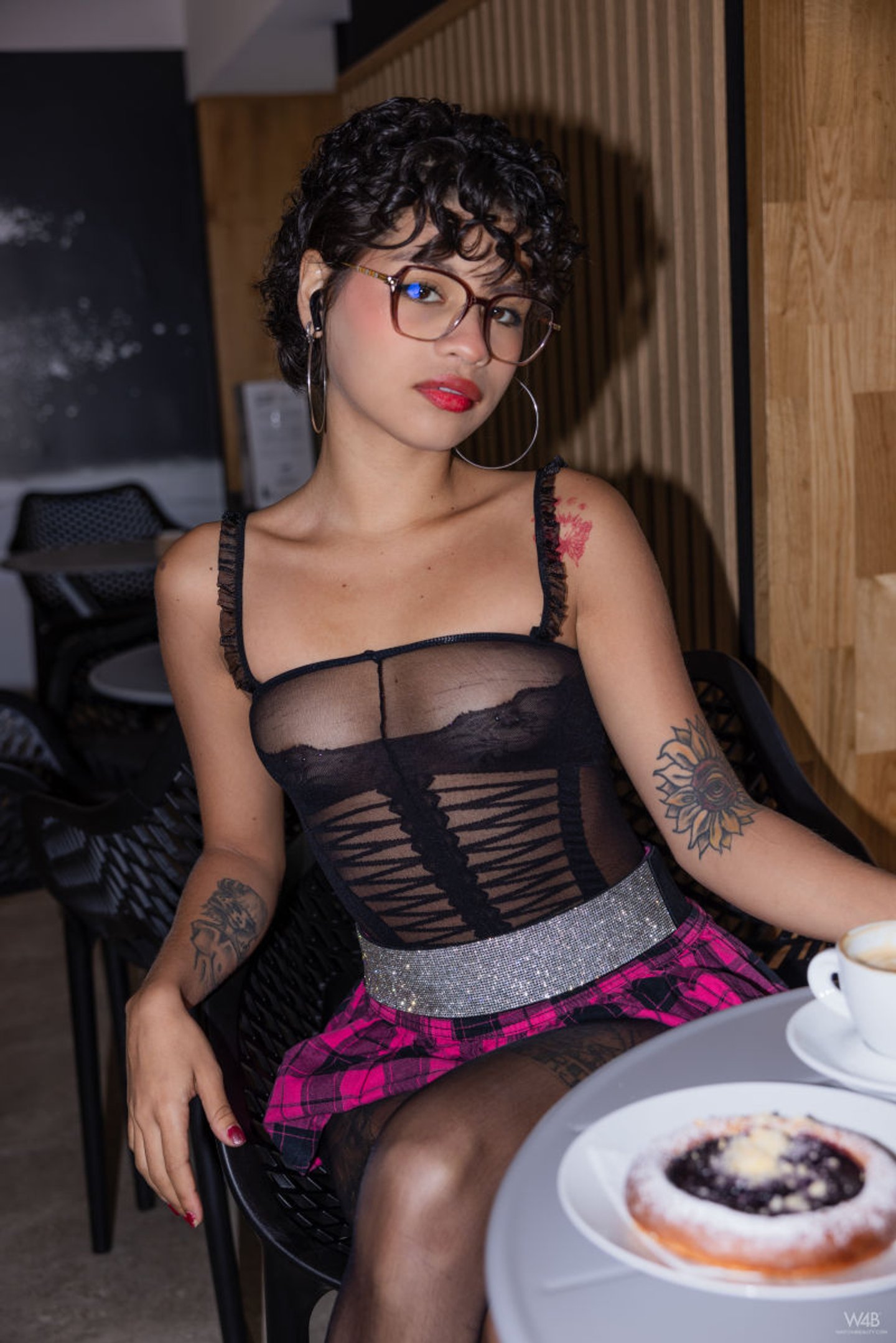 Oglądaj Studio 4 Beauty przedstawia Lilith Baph w czarnych nylonowych rajstopach