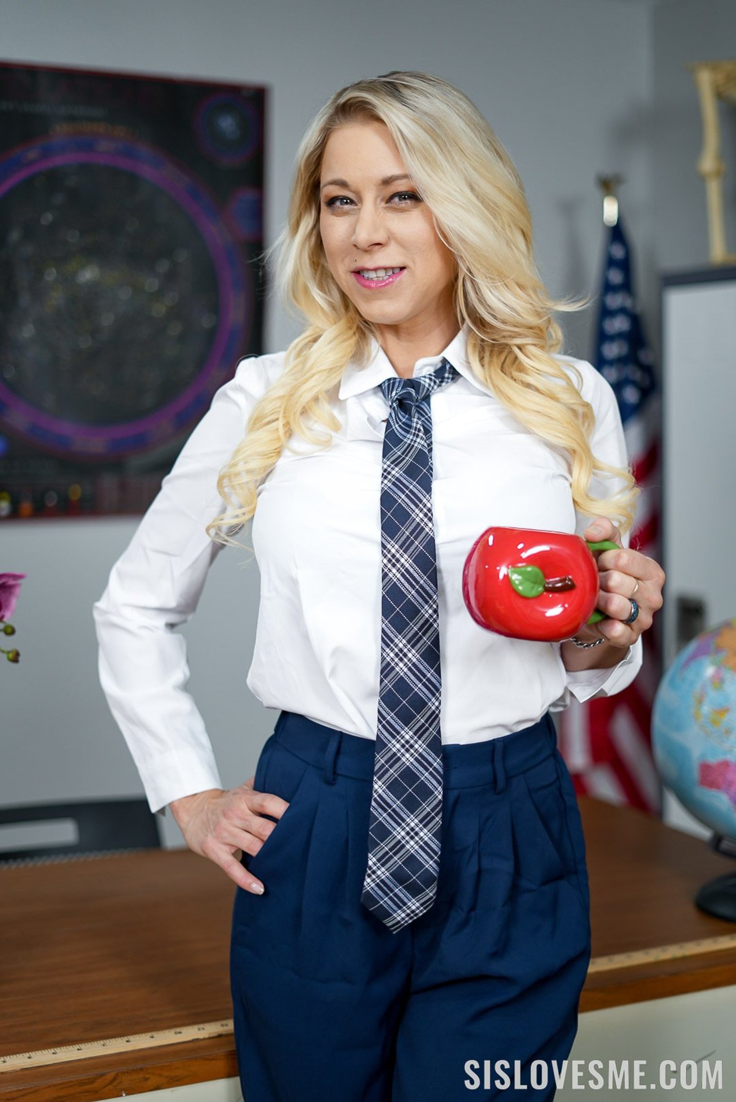 Cycata dojrzała Aubree Valentine uczy uroczą Katie Morgan jazdy konnej