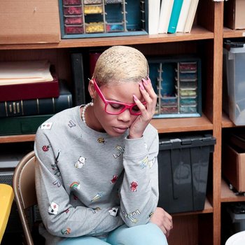 Kleine tieten Arie Faye op knieën zuigen aan een lul