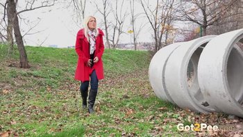 Sweet-Cat-peeing-outdoors(1)