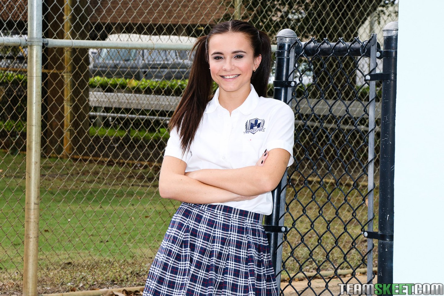 Zabawna nastolatka Kharlie Stone pochyla się i rucha głęboko w cipkę