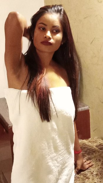 Brunette cutie Diya puts her amazing body on display - 000001