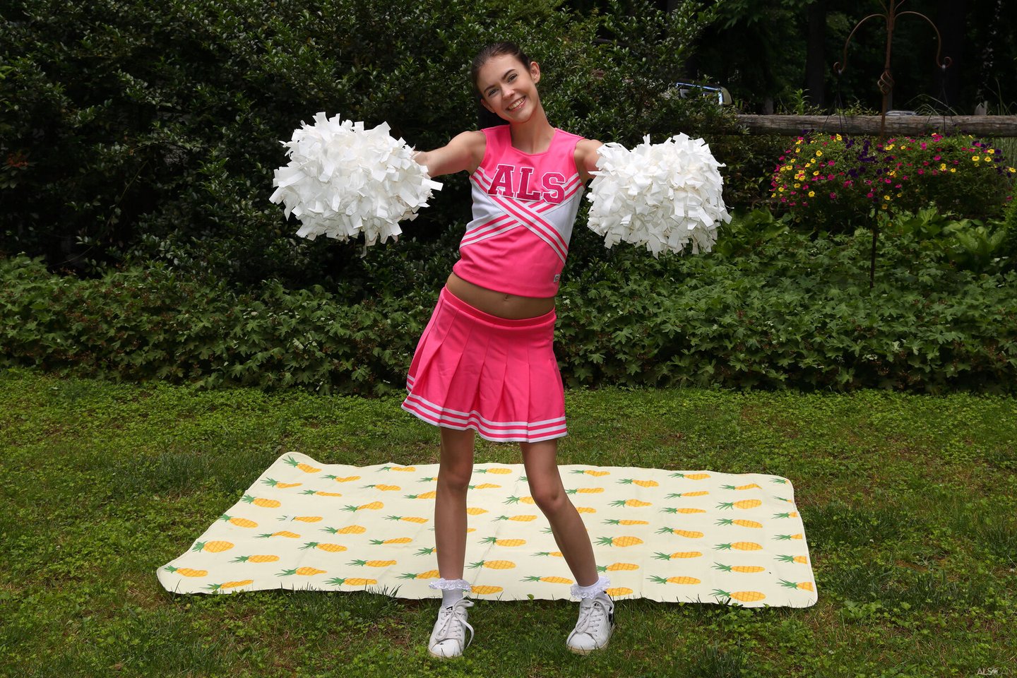 Wspaniała Bella Nova z małymi cyckami robi palcówkę na podwórku