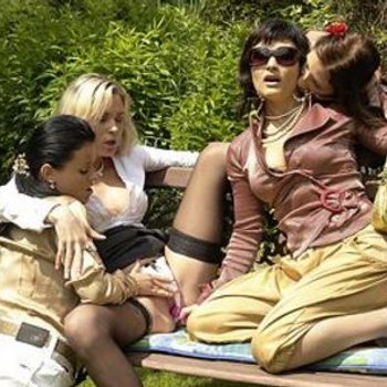 Die freche Laetitia beim bekleideten Lesbensex im Freien