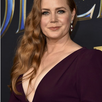 Amy Adams-decolleté bij de première van Disenchanted in LA