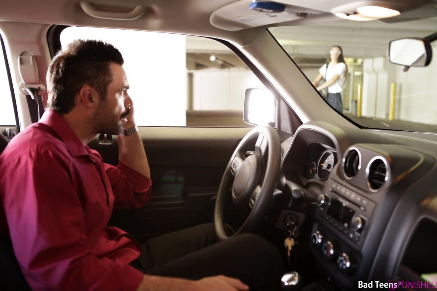 Dzika brunetka Tara Ashley zostaje ukarana i wyruchana przez ojczyma