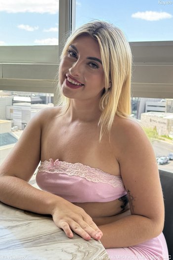 Good looking Kylie Ray with natural tits posing totally naked - HD 003