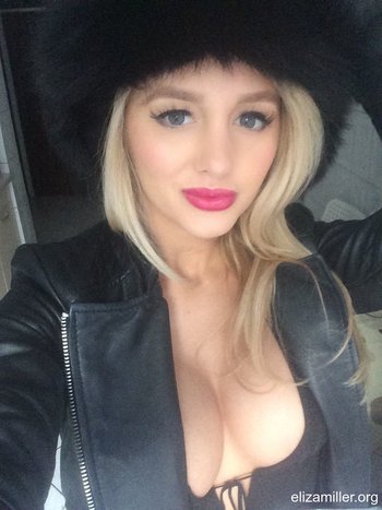Gorgeous blonde girl Eliza Miller taking pictures of her pretty face - 000002