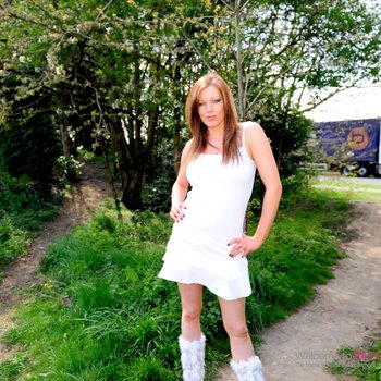 Hot Holly XX prend une charge de sperme sur ses seins luxuriants
