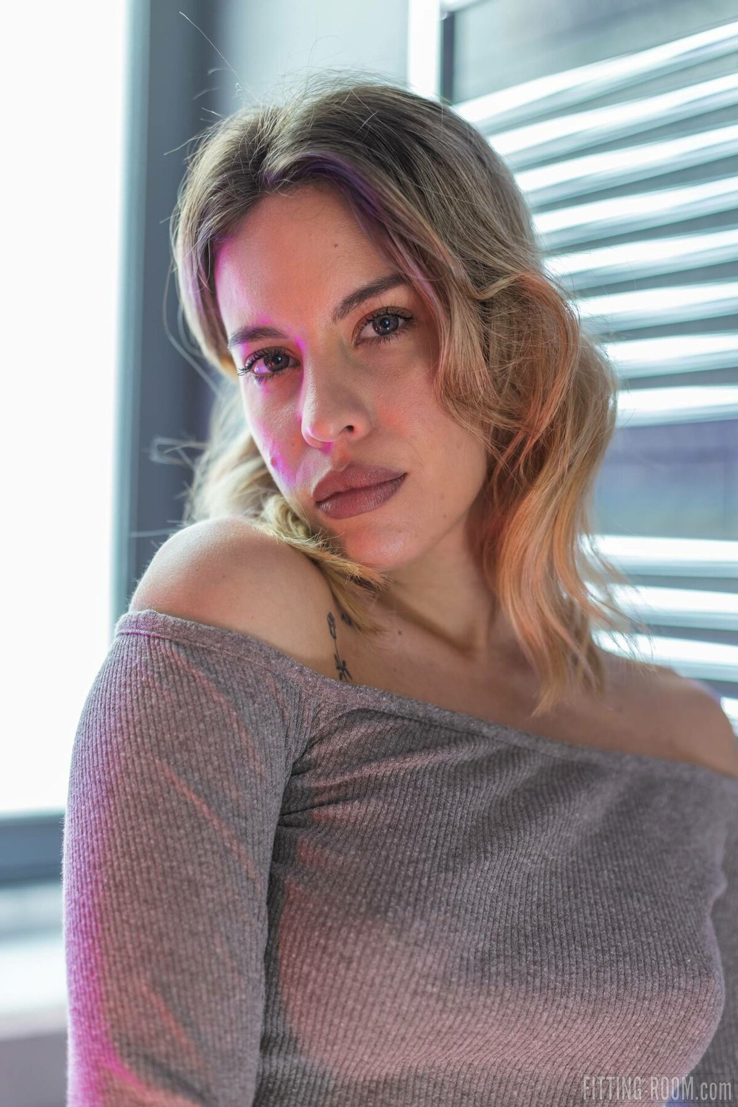 Gorąca Toni Maria powoli upuszcza stringi i pokazuje swoją pyszną cipkę