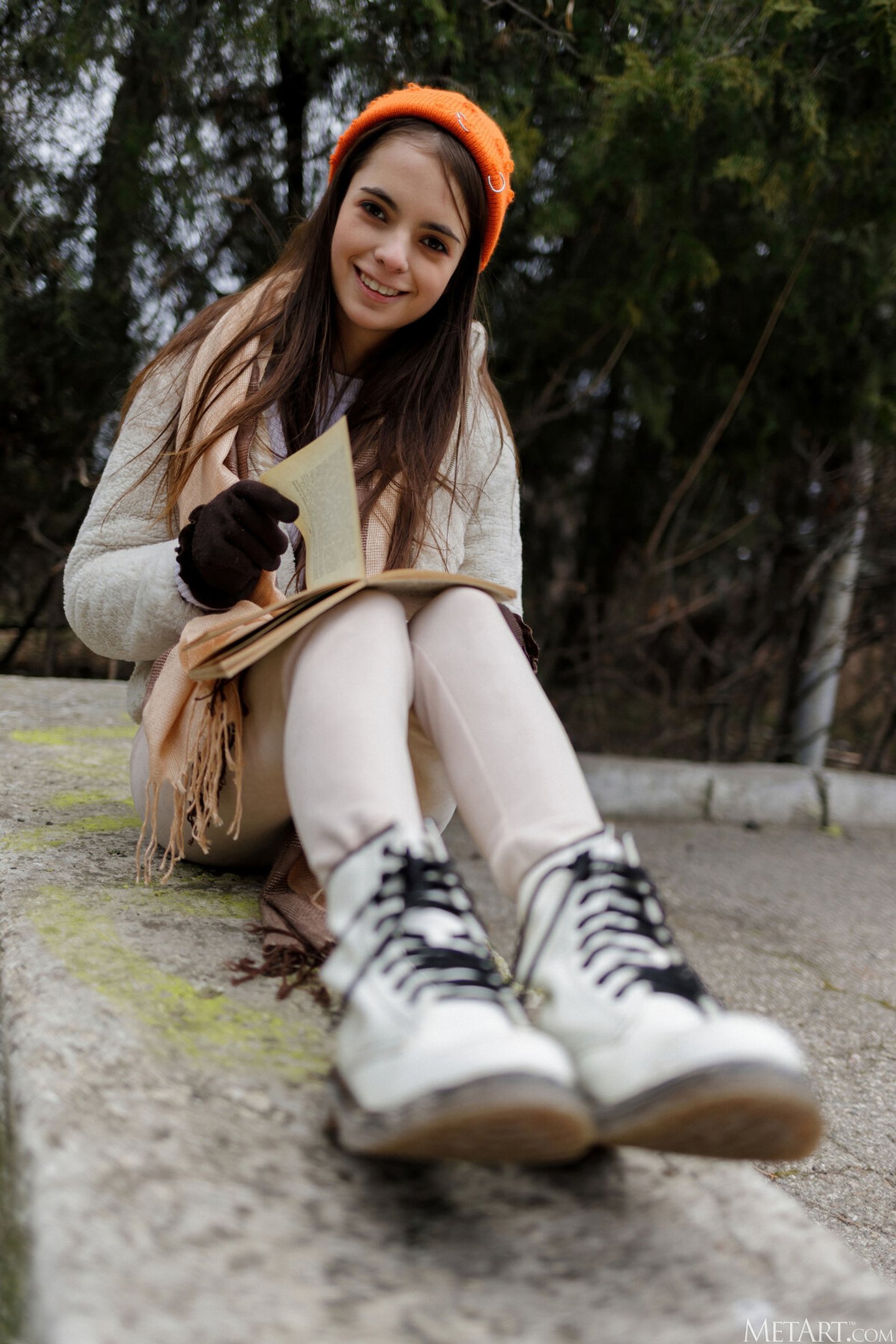 Chuda Tata Neesa z dużymi naturalnymi cyckami pozuje nago dla Met-Art