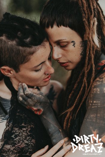 Babes with dreadlocks and tattoos posing on camera - Dirty-Dreaz-Filmz-Tattooed (15)