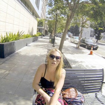 Dakota James gibt Car Blowjob bevor sie fickt