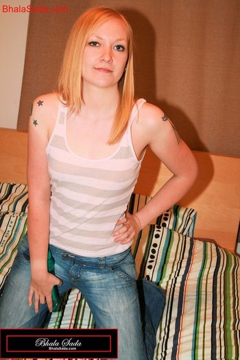 Amazing chick loves posing fully clothed on the bed - 000010