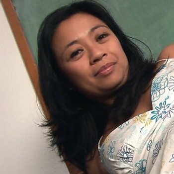 Sexy Lucky Starr bearbeitet ihre pelzige Fotze, bis sie kommt