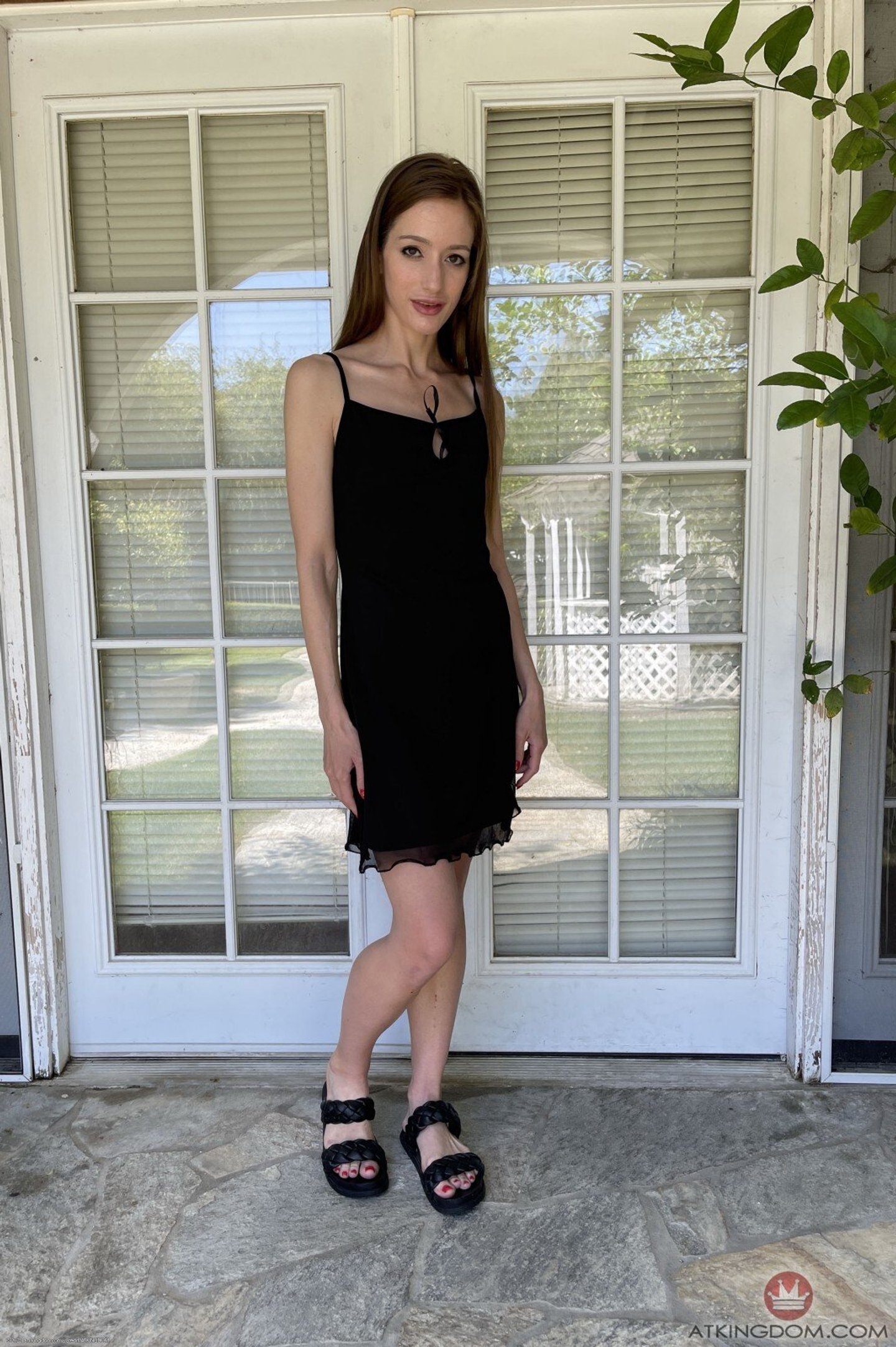 Chuda brunetka Nadia Noja zdejmuje swoją seksowną czarną sukienkę