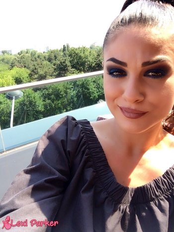 Lexi Parker shares a few of her selfies with her army of fans - 000010