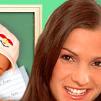 Brunette Sandy Joy streelt haar tienerkut