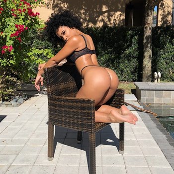 Pretty Bunnyy knows how to tease with her Ass