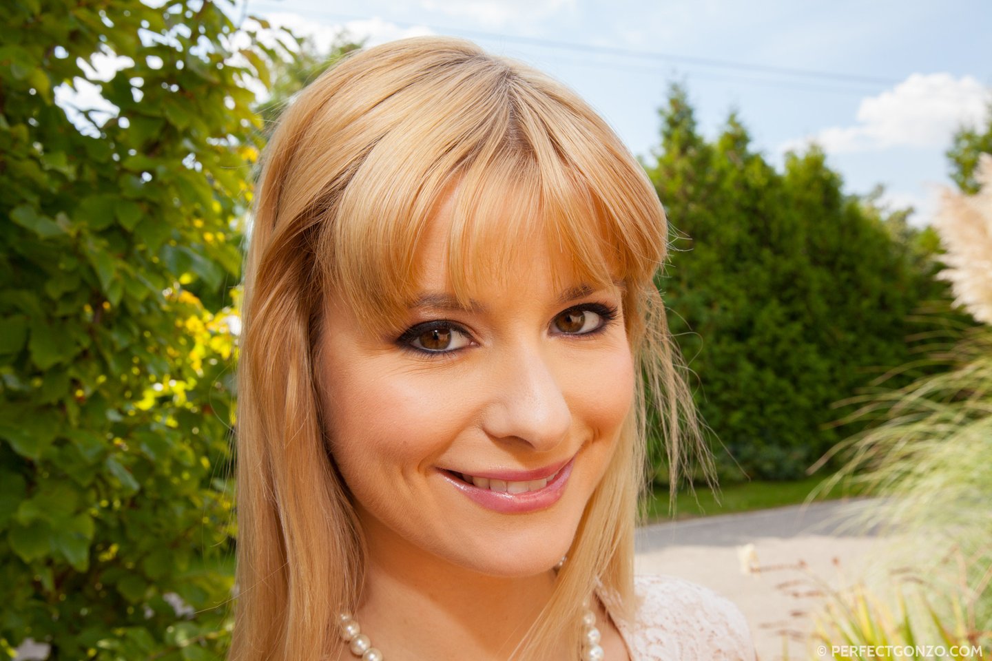 Gorąca blondynka Charlyse Bella zostaje ostro zerżnięta