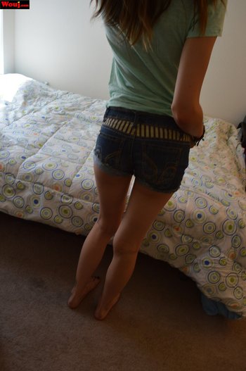 Gorgeous hottie showing her nice figure in the bedroom - 000000