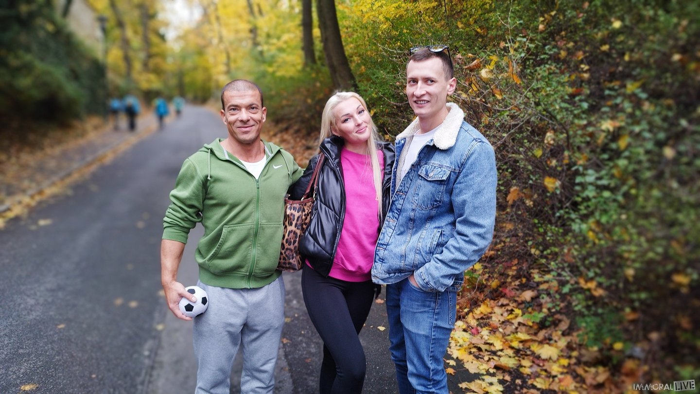 Urocza nastolatka Lovita Fate lubi ssać i ujeżdżać kutasy podczas trójkąta MMF