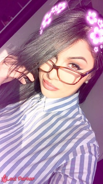 Hot babe Lexi Parker shares her selfies with her adoring fans - 000014