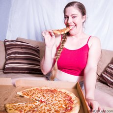 Lana Del Lust does a striptease and rubs pizza all over her sexy body — 2