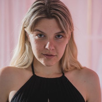 Horny Mischa Wren agrada seu snatch espesso com vibrador roxo