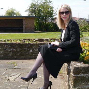 Sexy Secretary Jenny takes Lunch outdoors in Heels