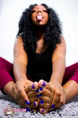Ebony milf Chy Latte teasing in leggings with her sexy painted nails feet — 7