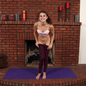 Quente Ellie Eilish gosta de fazer Yoga completamente nua