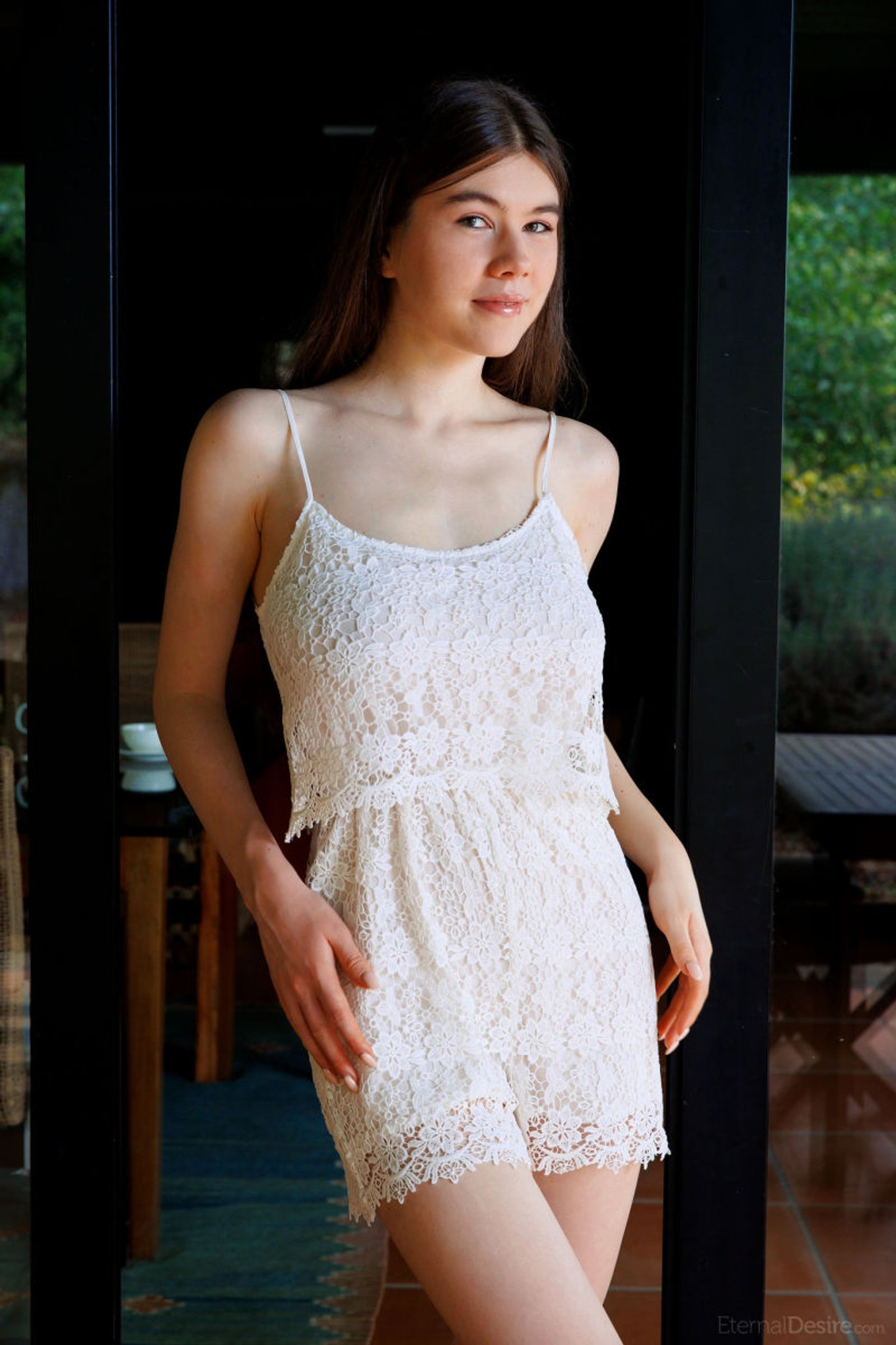 Brunetka Marichka Glory robi striptiz i odsłania swoją wygoloną cipkę